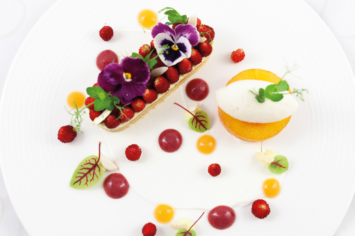 Fraises des bois et nectarine, sablé breton, crème verveine, coulis de groseilles et fraises. Pêche pochée et mousse glacée à la verveine, crème aux amandes fraîches, sorbet au thé vert