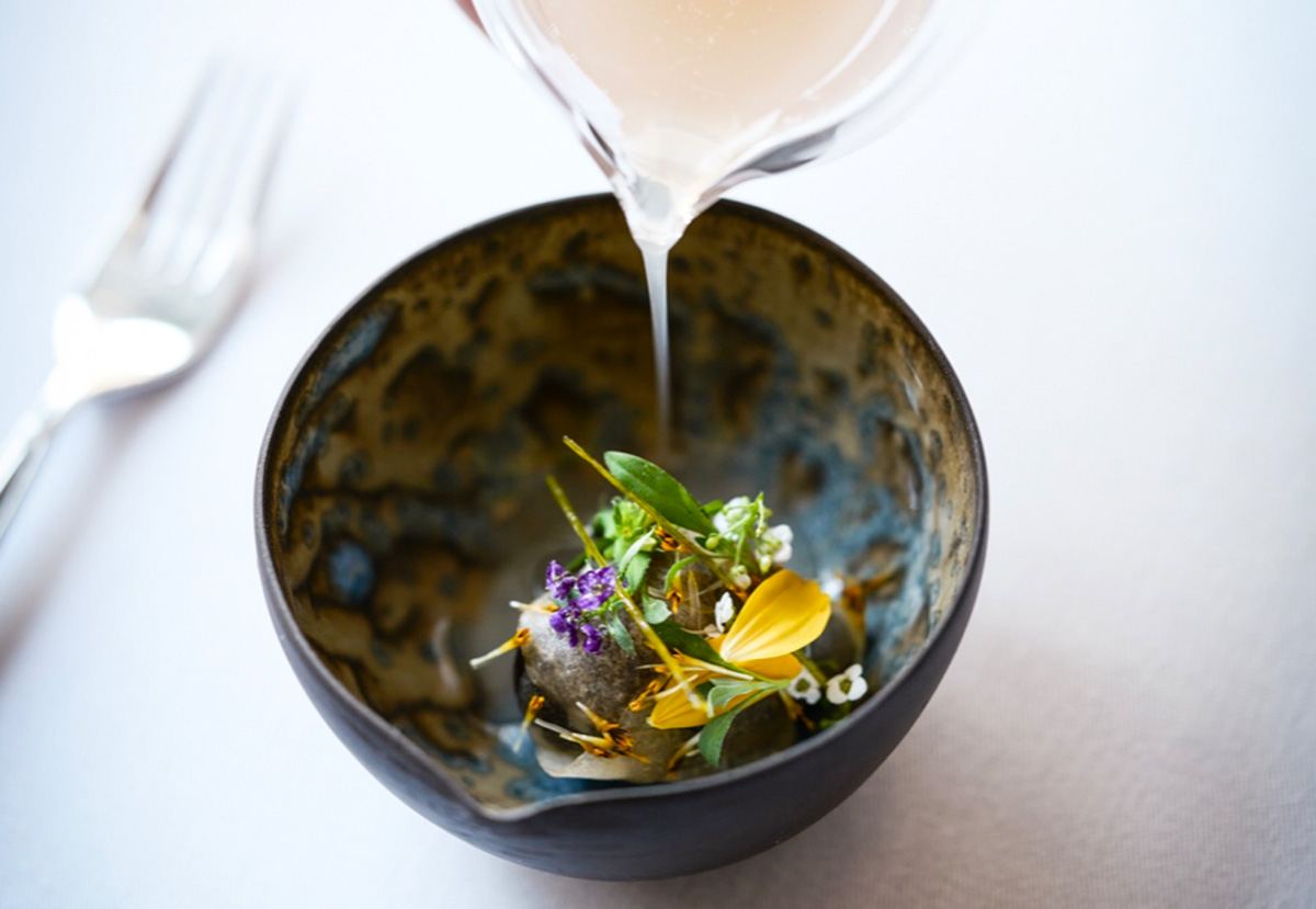 Prune semi-confite avec feuille et fleur de saison, jus de coing et thé blanc