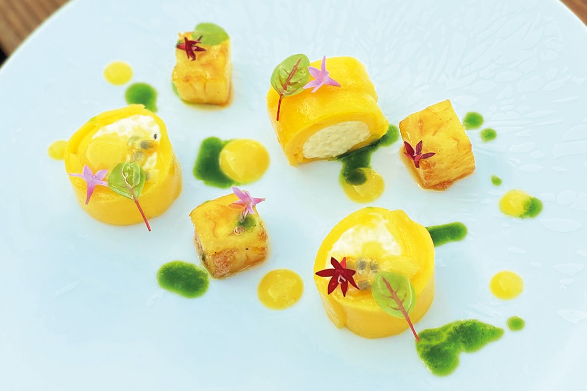 Makis de riz au lait à l'exotique, ananas poêlé et jus de coriandre 