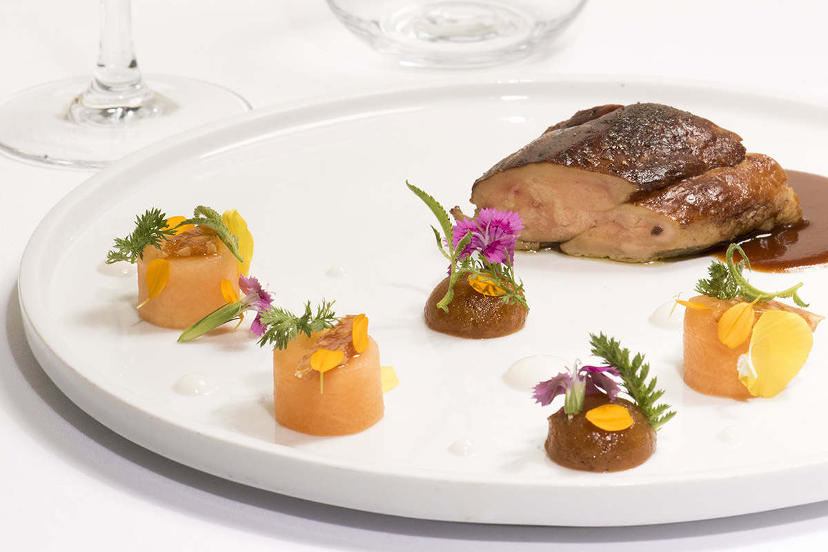 Foie gras de canard rôti, jus à l'amaretto, marmelade et cylindres de melon, éclats de nougatine