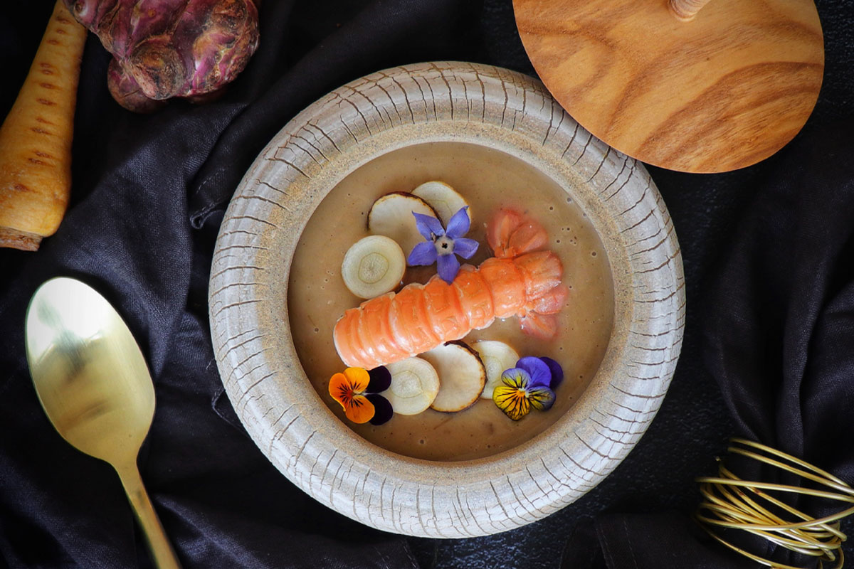 Velouté de légumes, racines et langoustine