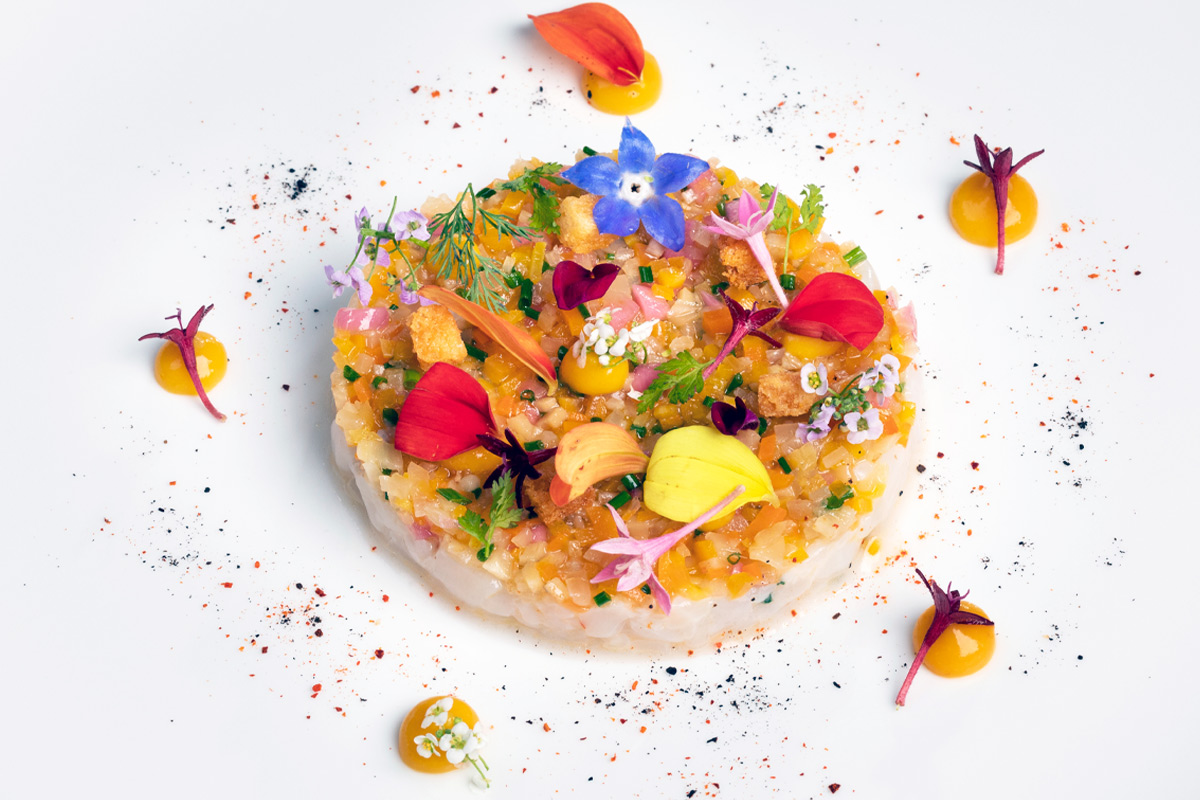 Carpaccio de langoustines, marinade de légumes croquants parfumés au yuzu et gingembre, herbes et fleurs du moment