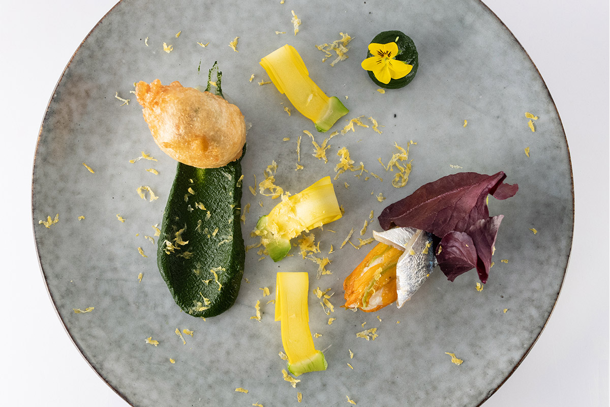 Fleurs de courgettes farcies à la brandade de cabillaud, purée de persil plat, zeste de citron jaune