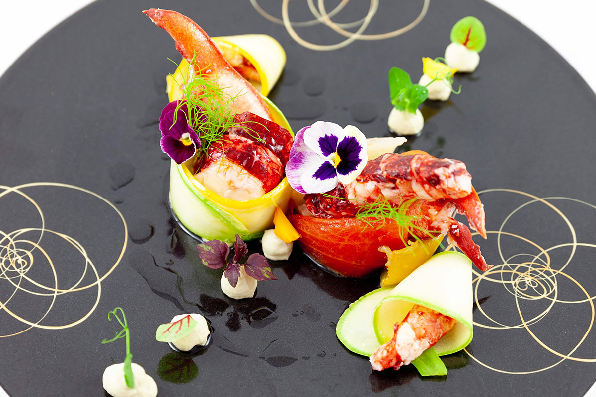 Homard bleu rôti, tomates confites et mousseline d'artichaut, courgettes jaunes et vertes, fenouil confit, huile infusée au combava et citronnelle